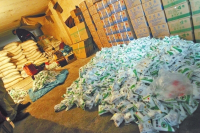 大袋的飼料添加劑氯化鈉經(jīng)過仿冒加工，就變成了小袋的食用碘鹽。