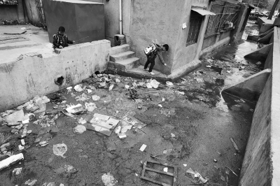 污水溝成了附近的孩子們放學(xué)后逗留的場所，十分令人擔(dān)憂。