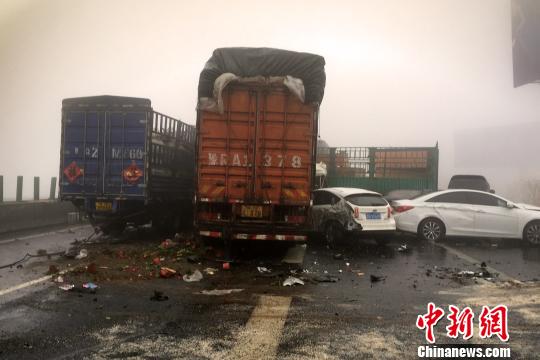 圖為21日，京港澳高速河南段21輛汽車發(fā)生連環(huán)相撞事故現(xiàn)場。　郭浩　攝