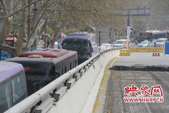 上下橋口圍擋處道路擁堵。