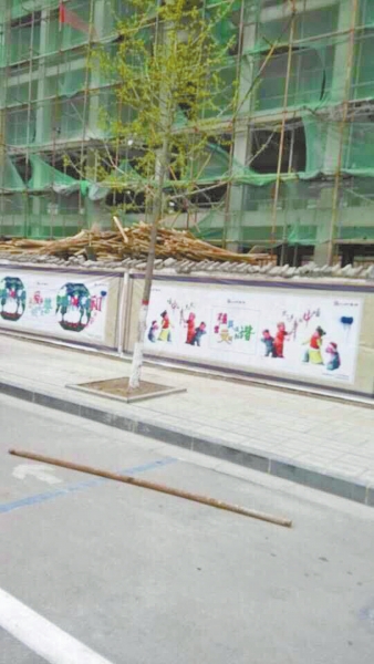 事發(fā)現(xiàn)場，奪命的鋼管還在地上。