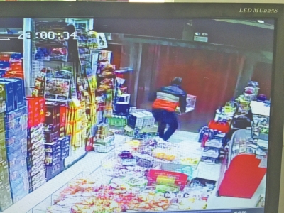 監(jiān)控中顯示，當(dāng)時(shí)竊賊抱起募捐箱就跑。