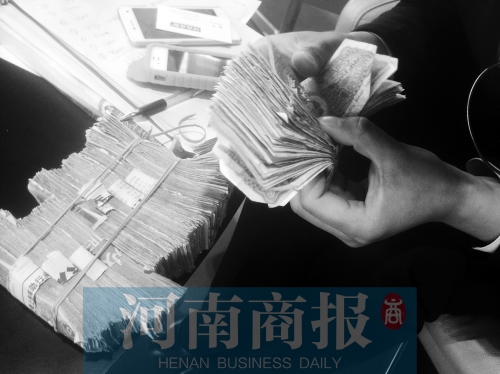 一名店員點(diǎn)了快一個(gè)小時(shí)，只點(diǎn)了一小部分零錢(qián)