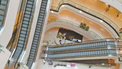 記者趕到現(xiàn)場時看到，墜樓女子面部朝下，上身穿粉紅色長袖上衣，下身穿黑色長褲，腳上沒有鞋。