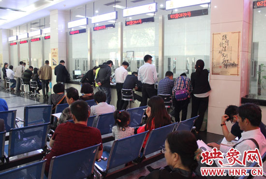 金水區(qū)人民法院立案大廳內(nèi)秩序井然。