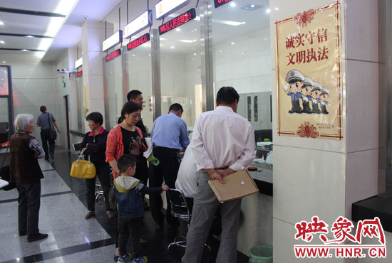 為應(yīng)對(duì)立案登記制度改革后的首個(gè)工作日，金水區(qū)法院特地增開了兩個(gè)立案窗口。