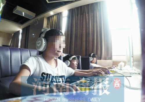 這家名為優(yōu)客體育競技俱樂部的店內(nèi)，有許多未成年人在上網(wǎng)玩游戲