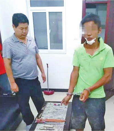 犯罪嫌疑人張某某（右）被抓時(shí)，挎包中被搜出兩把長約30厘米的尖刀