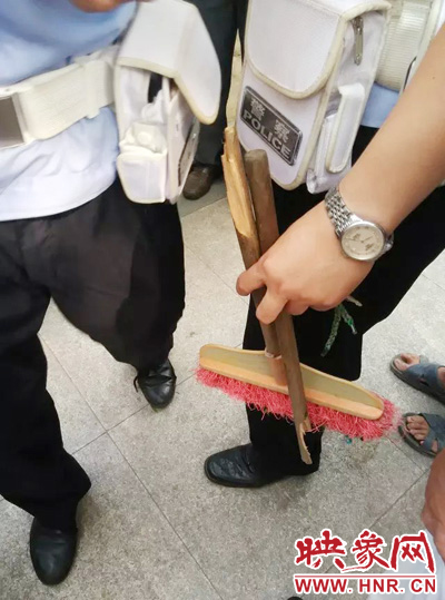 老太從環(huán)衛(wèi)工手中奪過掃帚，用腳踩斷，用力向環(huán)衛(wèi)工人的手上和腿上敲去。