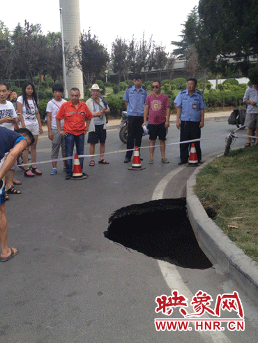 市民調(diào)侃這次塌陷難道是天太熱？