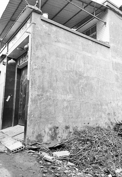 李曉陽(yáng)跳下來(lái)的位置位于家里的二樓平臺(tái)上，距離地面五六米高。