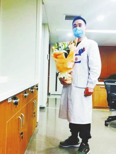 王運明時常收到患者送來的花束，談起救人，他說都是身為醫(yī)生應該做的。