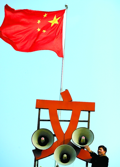 11月15日，新蔡縣磚店鎮(zhèn)黨員劉新峰在村口架起三個大喇叭，向群眾及時宣傳十八大精神。