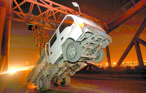 　車上升降機(jī)的工作臺(tái)被卡，車身前部高高翹起。