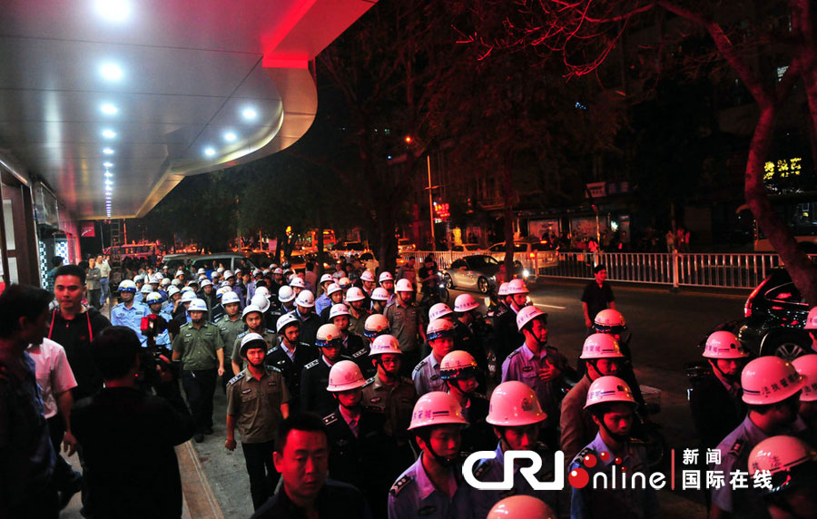 2012年12月26日晚，海南省三亞市，三亞市綜合行政執(zhí)法局河西大隊近百名城管上街執(zhí)法。