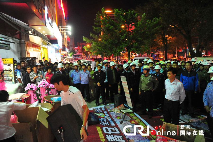 　2012年12月26日晚，海南省三亞市，三亞市綜合行政執(zhí)法局河西大隊近百名城管上街執(zhí)法。