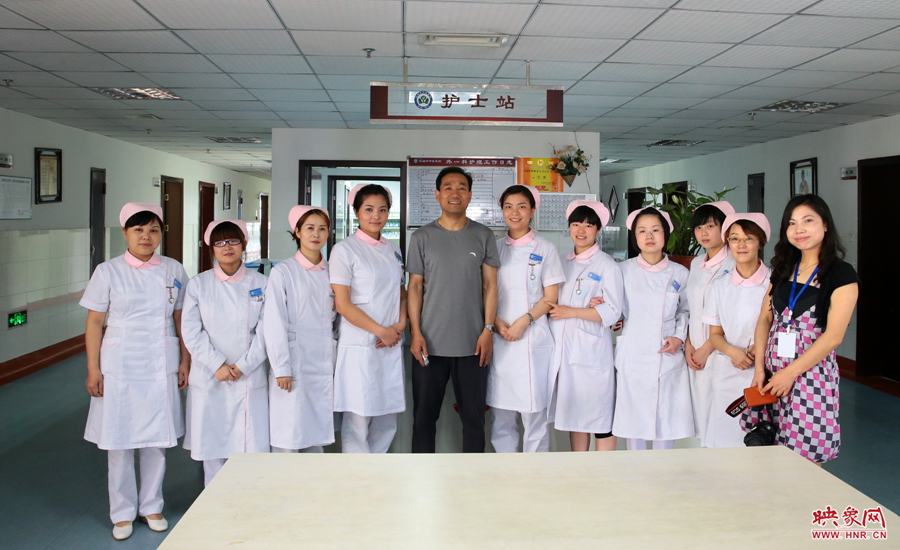 護士們得知采訪的記者是來自河南，非要一起合影留念