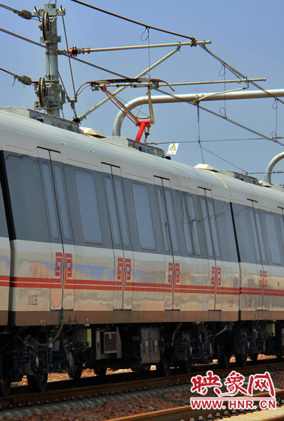 調(diào)試中的地鐵，電線已經(jīng)抬起充電