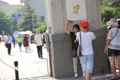 不愿排隊等待的游客只在門前留影。