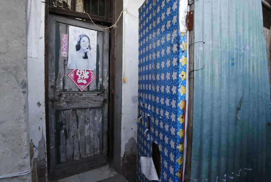 36歲的河南信陽打工者陳小龍?jiān)谶@里租了一間屋子住，2012年底開始，他偷偷在出租屋里挖地窖。