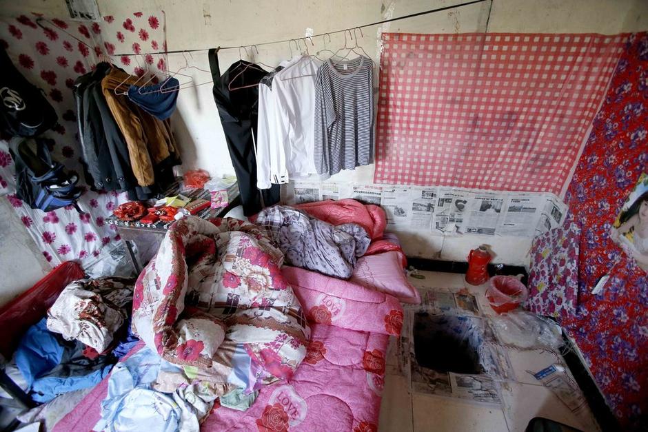 女孩利用隨身攜帶的指甲刀，一點(diǎn)點(diǎn)將身上鎖鏈磨斷，6月23日，她掙脫鎖鏈，跑到氣窗大喊救命，周圍居民聞聲報(bào)警，女孩11天的地獄經(jīng)歷才告結(jié)束。