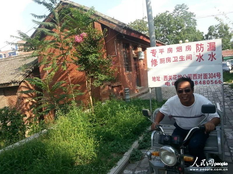 圖為縣委大院依然沒有配備專職保安，群眾可以隨意進(jìn)入。圖片來源：人民網(wǎng)