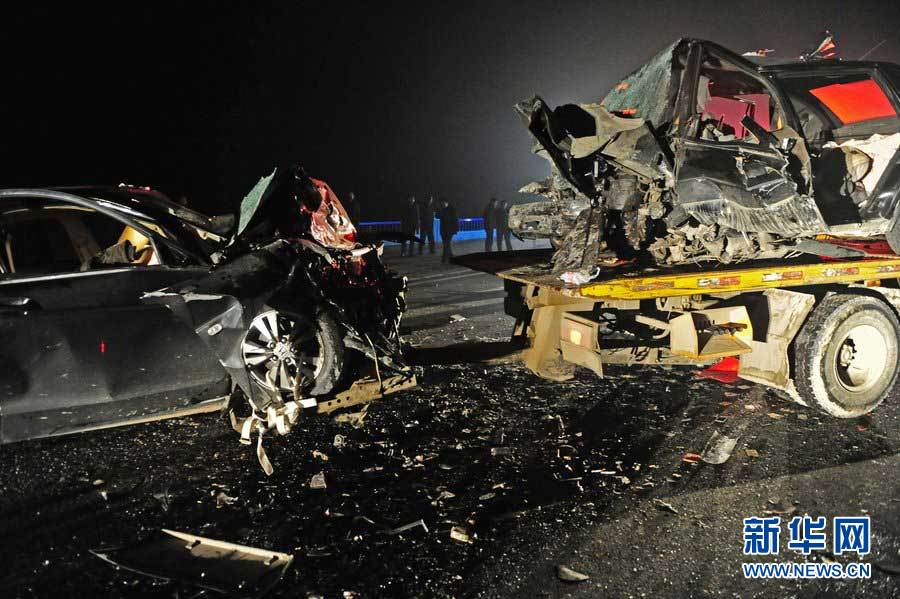 2013年1月9日，合肥，事故現(xiàn)場，兩輛受損車輛已經(jīng)全部變形