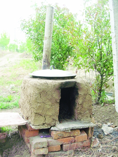 簡(jiǎn)易的鍋灶。任國(guó)勇攝