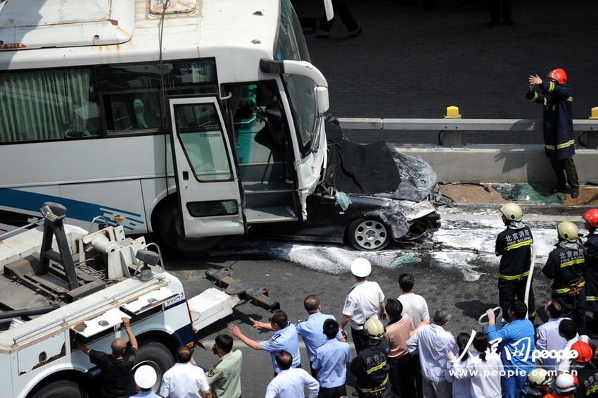 北京大客車追尾碾壓奧迪司機被困車中。