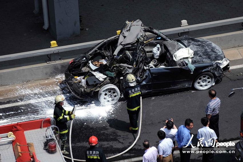 北京大客車追尾碾壓奧迪司機被困車中。