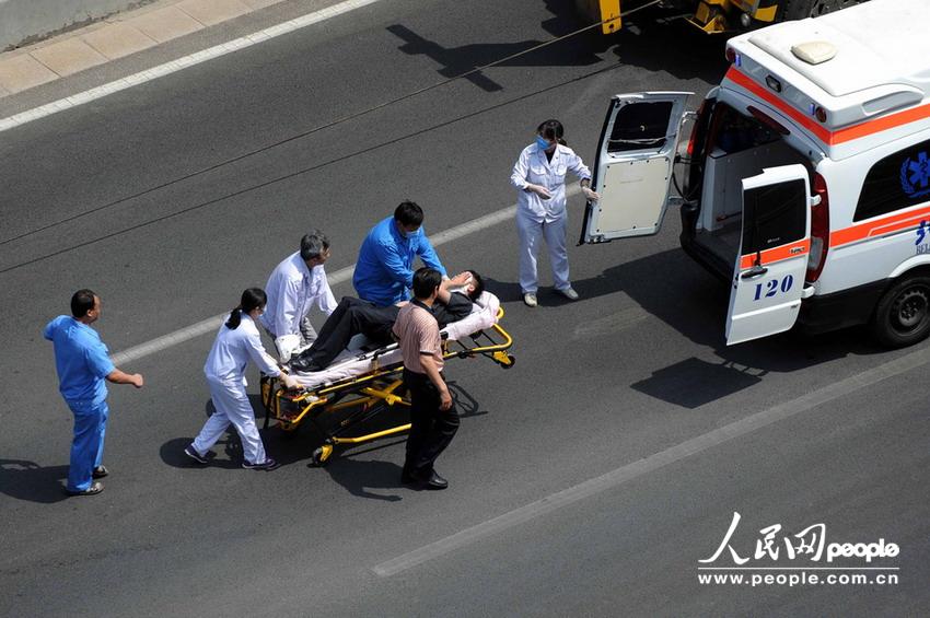 北京大客車追尾碾壓奧迪司機被困車中。