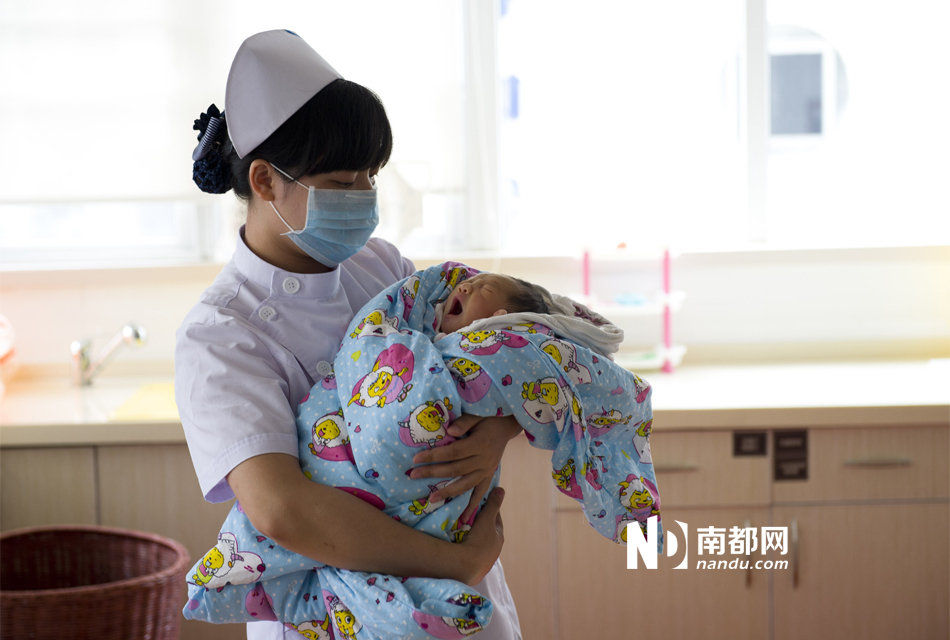 新生男嬰頭腳對(duì)折被棄公廁