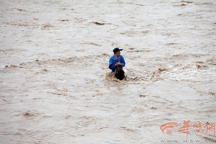 消防官兵試圖將救援的繩索扔到河中央，然而嘗試幾次都失敗。此時，河水已經(jīng)淹沒到四周，男子在一平方米的“