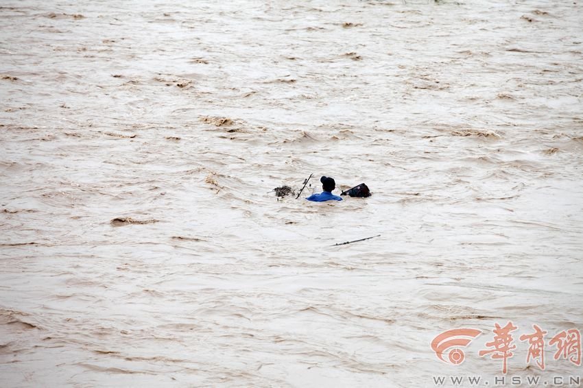 消防官兵試圖將救援的繩索扔到河中央，然而嘗試幾次都失敗。此時，河水已經(jīng)淹沒到四周，男子在一平方米的“