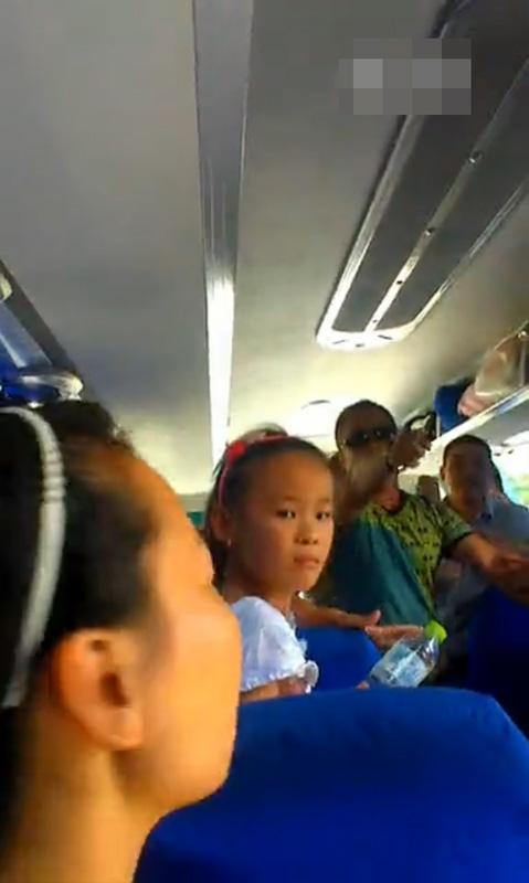 導(dǎo)游持刀逼購(gòu)物：“不買(mǎi)弄死你”