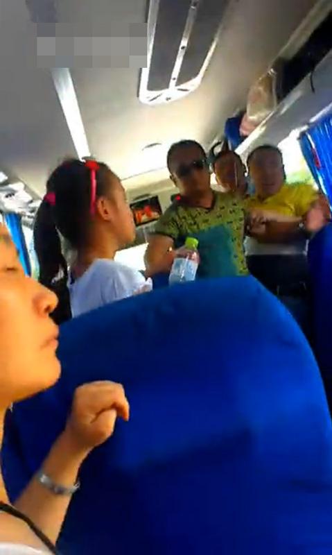 導(dǎo)游持刀逼購(gòu)物：“不買(mǎi)弄死你”