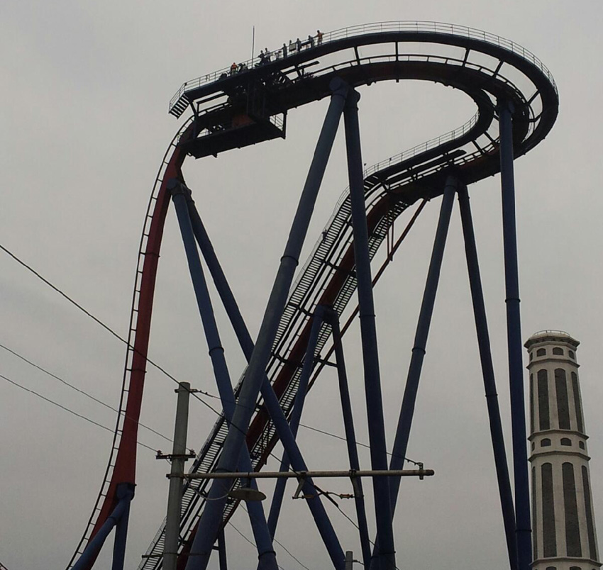 上海過(guò)山車(chē)卡在半空