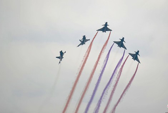 珠海航展 上演機翼行走