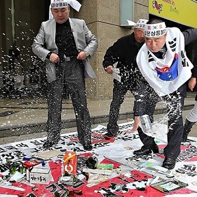 韓愛(ài)國(guó)團(tuán)體銷毀日貨