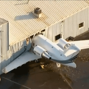 私人飛機(jī)撞上停機(jī)庫