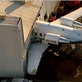 私人飛機(jī)撞上停機(jī)庫