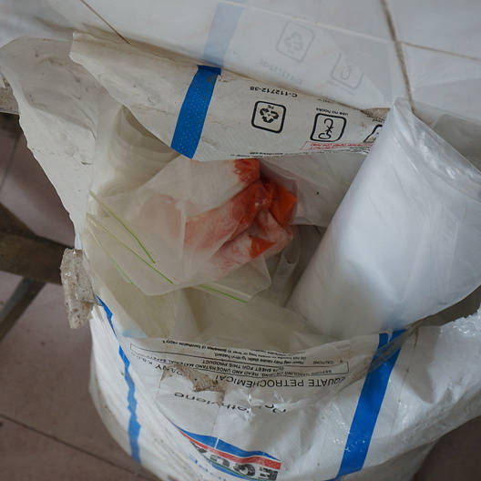 假劣“紅?！卑父嫫? title=