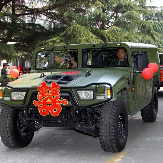 集體婚禮現(xiàn)猛士婚車(chē)