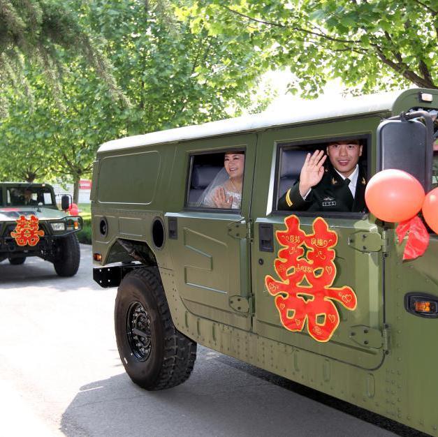 集體婚禮現(xiàn)猛士婚車(chē)