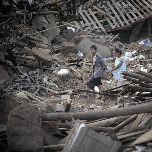 實(shí)拍廢墟中的愛(ài)