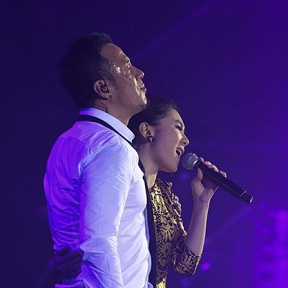 楊坤個(gè)唱駕哈雷登臺(tái)