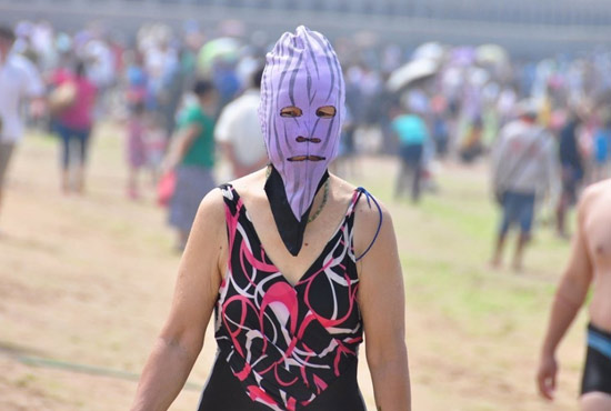 2013年7月3日，山東青島青島高溫來(lái)襲，“青島大媽”不懼滸苔，戴著“強(qiáng)盜面具”出現(xiàn)在海水浴場(chǎng)消暑降