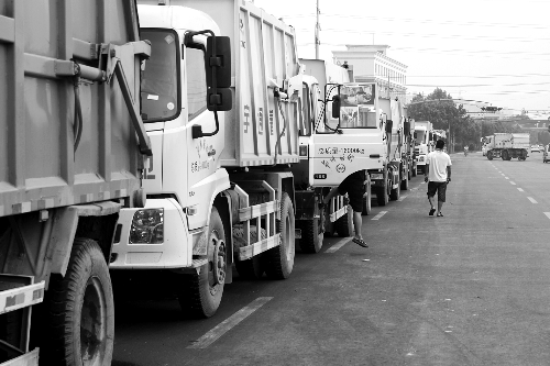 垃圾車排隊等著卸垃圾，有司機(jī)已等了四五個小時