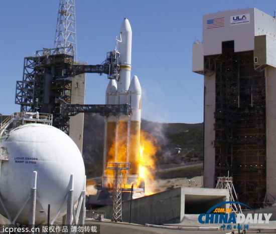 地時(shí)間2013年8月28日,在美國(guó)加州范登堡空軍基地,美國(guó)最大的“德爾塔IV”型重型火箭發(fā)射升空,將一顆機(jī)密間諜衛(wèi)星送入太空。