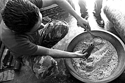 10日，敘反對(duì)派人員正在制作武器。